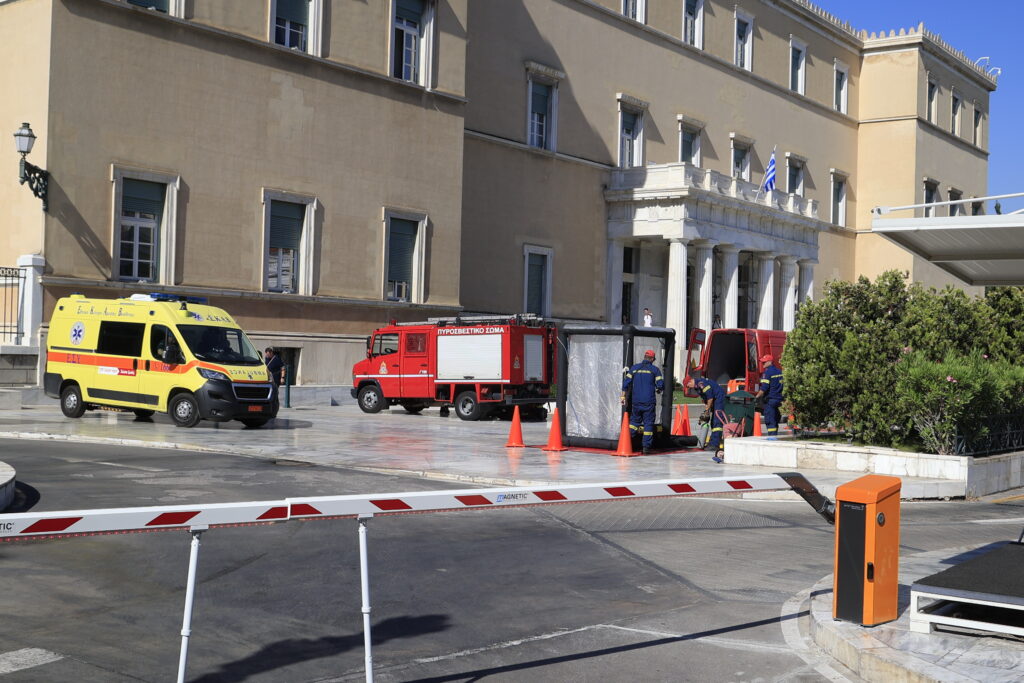 Ύποπτος φάκελος στη Βουλή: Τον έστειλε Ρώσος προς τον Κυριάκο Μητσοτάκη – Στο σημείο ομάδα της ΕΜΑΚ