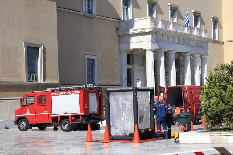 Ύποπτος φάκελος στη Βουλή: Είχε παραλήπτη τον Κυριάκο Μητσοτάκη – Παραδόθηκε στο ΚΕΕΛΠΝΟ [Εικόνες-Βίντεο]
