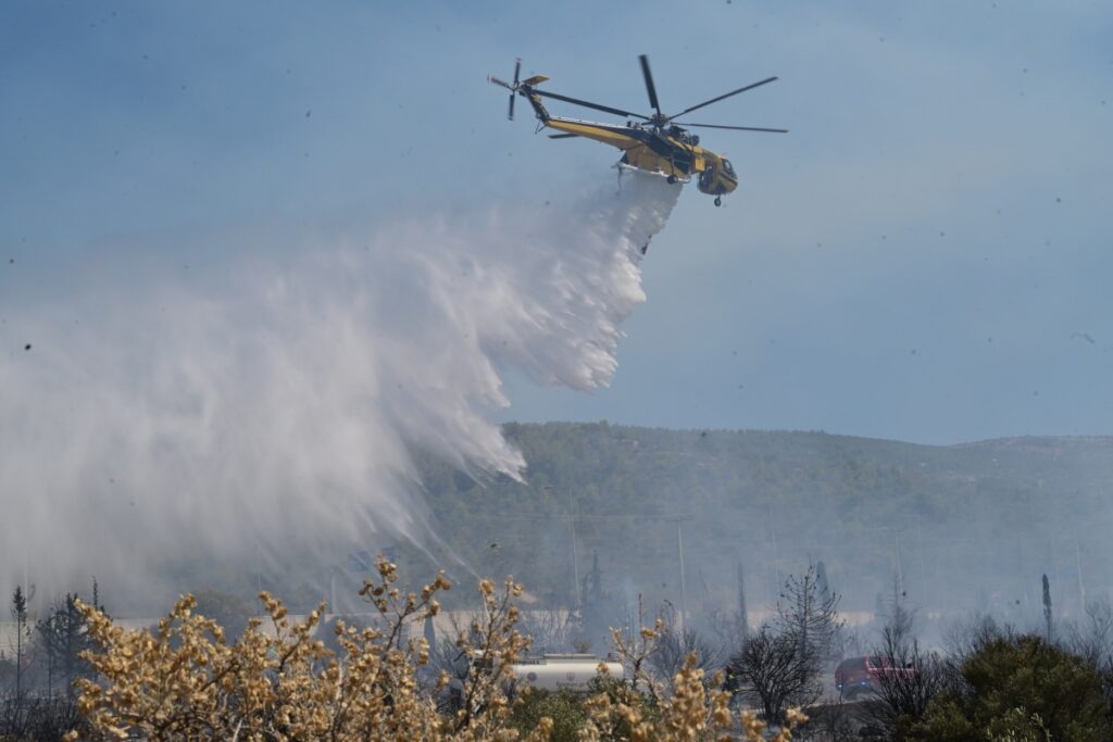 Υπό μερικό έλεγχο η φωτιά στην Παλαιόπολη Άνδρου – Μήνυμα 112 στους κατοίκους για ετοιμότητα