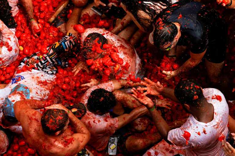 La Tomatina: Η ντοματο-γιορτή που «πνίγει» την Ισπανία στο κόκκινο κάθε καλοκαίρι [εικόνες – βίντεο]