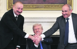 Ο πρόεδρος των ΗΠΑ, Ντόναλντ Τραμπ, κρατά τα χέρια του Αζέρου ομολόγου του, Ιλχάμ Αλίγιεφ (αριστερά), και του Αρμένιου πρωθυπουργού, Νικόλ Πασινιάν, οι οποίοι ανταλλάσσουν θερμή χειραψία.