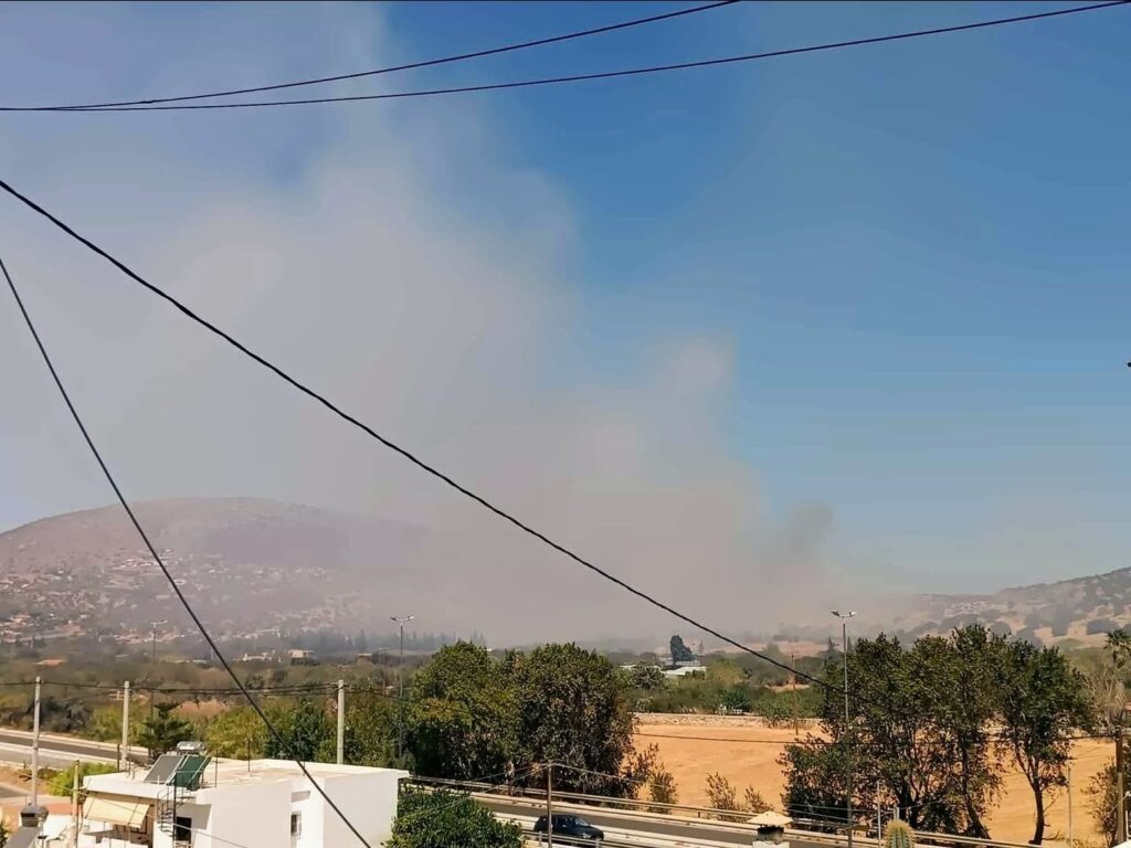 Φωτιά στο Λαύριο: Ήχησε μήνυμα από το 112 – 70 πυροσβέστες και 5 εναέρια στο σημείο