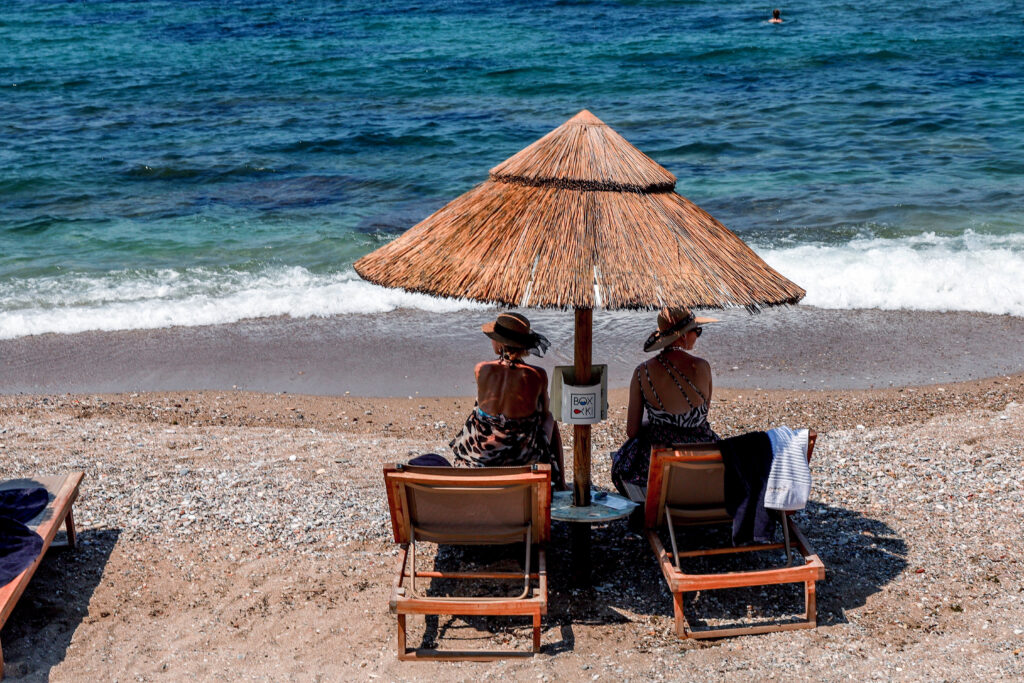 «Διπρόσωπος» ο καιρός μέχρι στιγμής – Από τα μελτέμια στην παρατεταμένη ζέστη