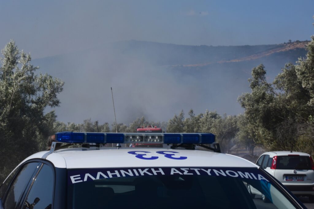 Φωτιά στην Κερατέα: Δέκα απομακρύνσεις πολιτών έχει πραγματοποιήσει η Αστυνομία