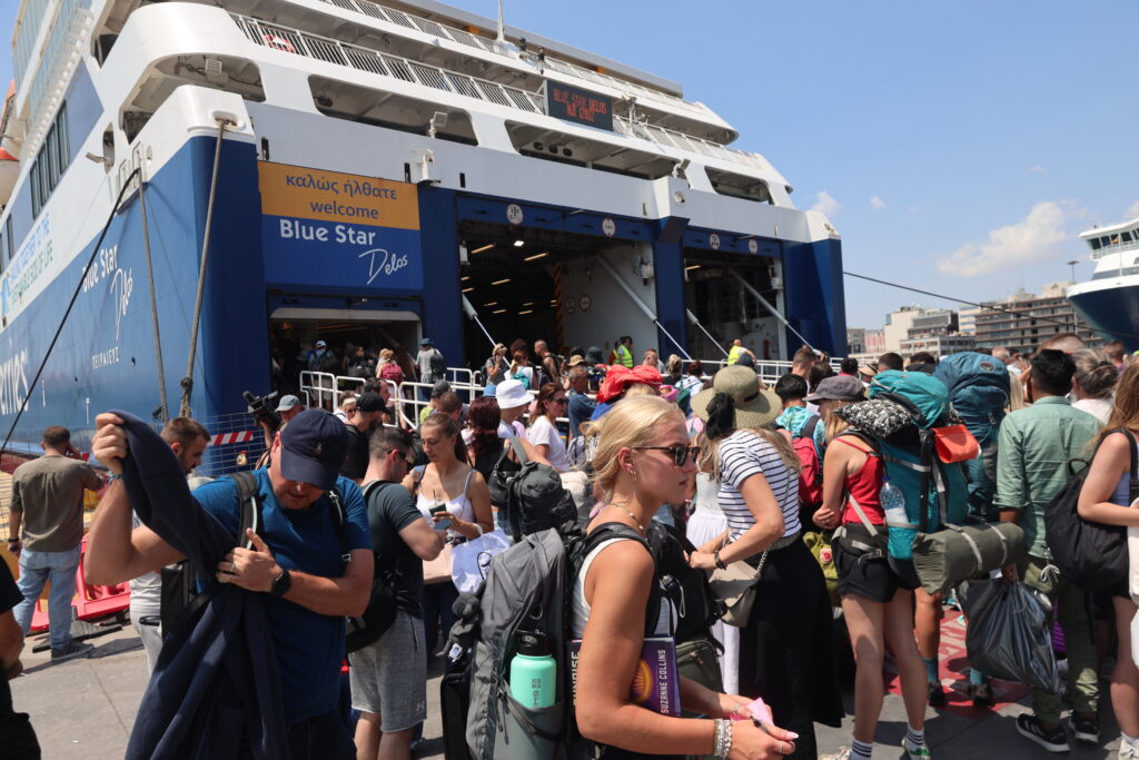 Στις 16:00 θα αναχωρήσουν τα πλοία προς Κυκλάδες από το λιμάνι του Πειραιά – Απίστευτη αναμονή
