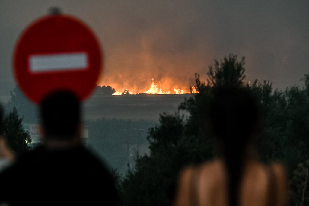 Φωτιές στην Ελλάδα: Πύρινος όλεθρος και νύχτα αγωνίας για μεγαλύτερη καταστροφή – Χιλιάδες πυροσβέστες δίνουν μάχη με τις φλόγες σε Αχαΐα, Χίο, Ζάκυνθο, Πρέβεζα, Άρτα [χάρτες με τα πύρινα μέτωπα – Εικόνες – Βίντεο]
