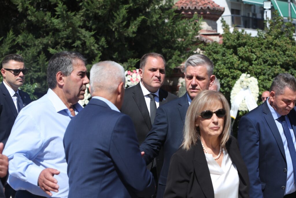 Αλεξάνδρεια Ημαθίας: Πλήθος κόσμου στην κηδεία του Απόστολου Βεσυρόπουλου – Τυλιγμένο με την ελληνικ
