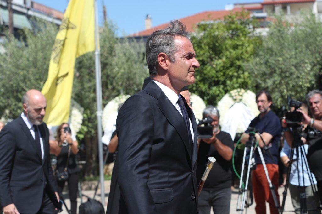 Απόστολος Βεσυρόπουλος: «Ψηλέ, θα μας λείψεις» είπε ο Κυριάκος Μητσοτάκης στον επικήδειο – Θλίψη στο