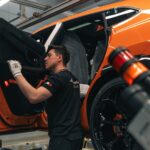 Ποια μάρκα είχε καθαρό κέρδος 431 εκατομμύρια, πουλώντας μόνο 5.681 αυτοκίνητα μέσα στο 2025;