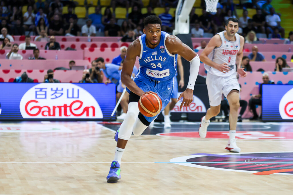 FIBA μετά το τρίποντο του Αντετοκούνμπο: «Απλώς δώστε το τρόπαιο στην Ελλάδα»