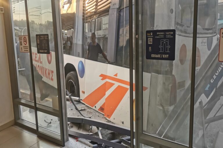 Θεσσαλονίκη: Λεωφορείο έπεσε πάνω στο κτήριο των ΚΤΕΛ Χαλκιδικής
