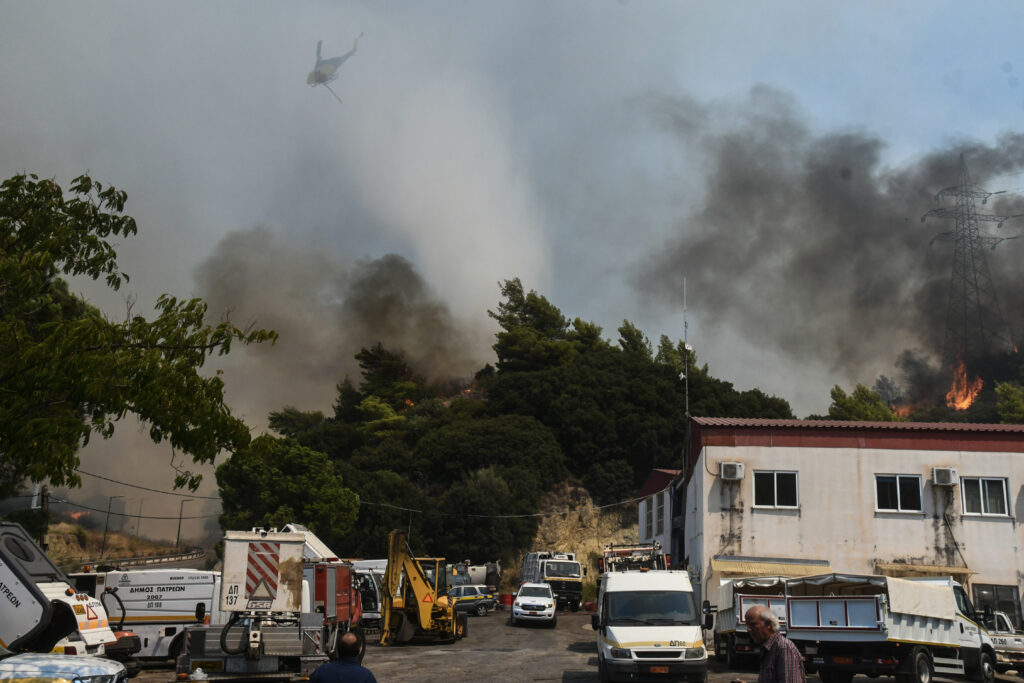 Μαίνεται η φωτιά στην Αχαΐα – Μηνύματα 112 για εκκενώσεις οικισμών