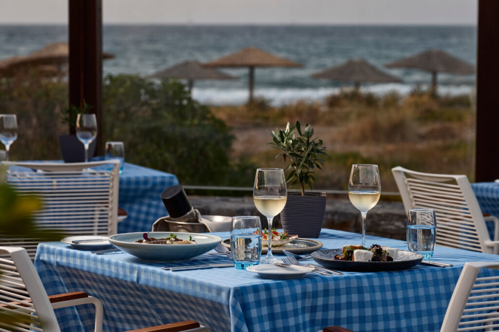 Μια αυθεντική ελληνική “Taverna” δίπλα στο κύμα