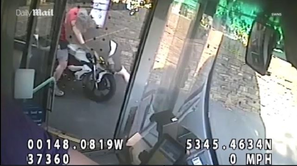 Καρέ καρέ παράσυρση 30χρονης από μηχανή – Συνελήφθη ο οδηγός