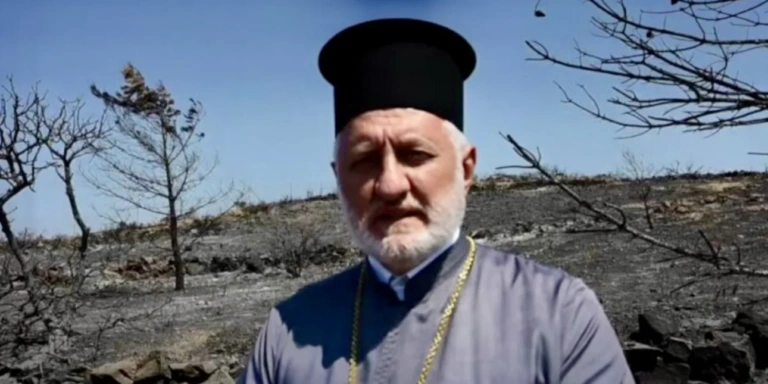 Στα καμένα της Χίου ο Αρχιεπίσκοπος Αμερικής Ελπιδοφόρος
