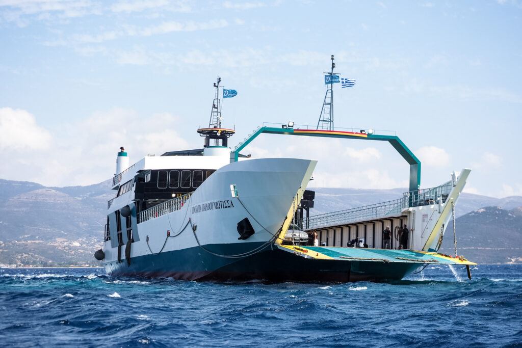 Νέα Στύρα: Εντός των επόμενων ωρών το σχέδιο απομάκρυνσης του φερι μποτ που έχει προσαράξει στην ξέρ