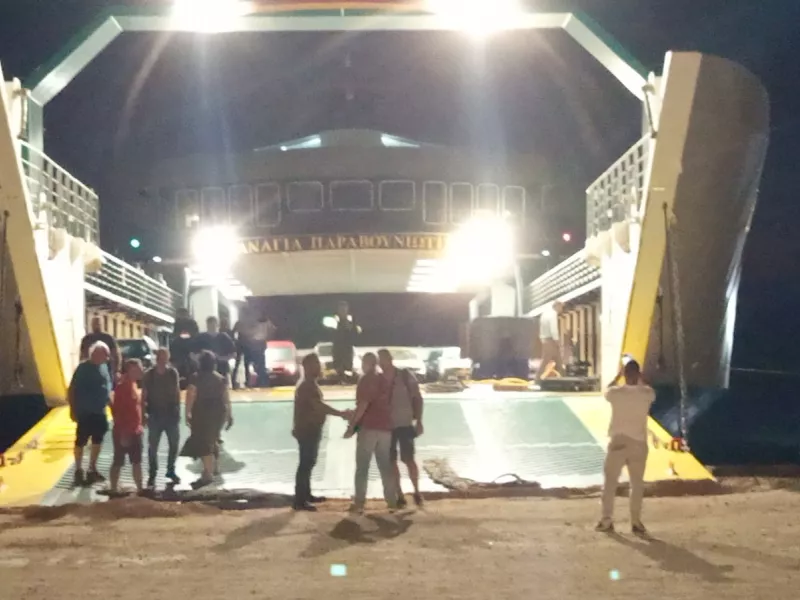 Ρυμουλκήθηκε στα Νέα Στύρα το φέρι μποτ που προσάραξε σε ύφαλο – Σε ομαδικές αγωγές και μηνύσε