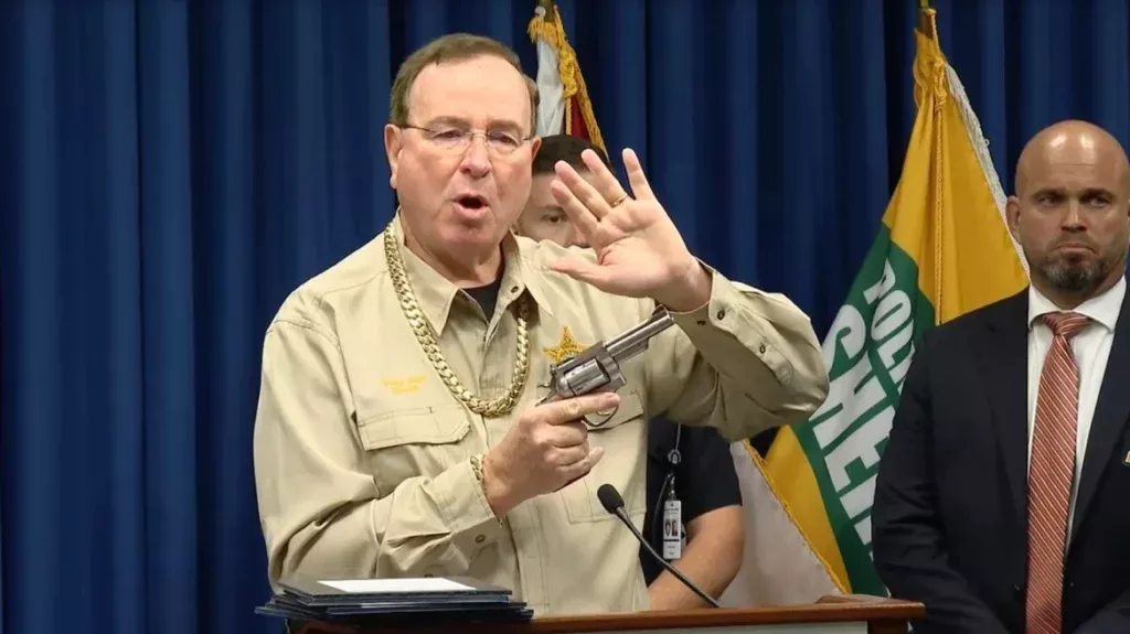 Φλόριντα: Σερίφης εμφανίστηκε σαν… ράπερ μετά την σύλληψη βαρόνου των ναρκωτικών, φορώντας αλυσίδα $50.000