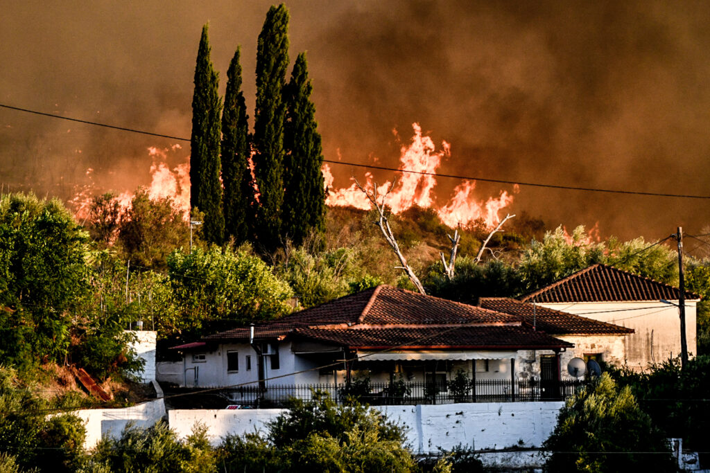 Φωτιά τώρα στο Χελιδόνι της Αρχαίας Ολυμπίας: Απεγκλώβισαν εγκαυματία – Εκκενώνονται οικισμοί