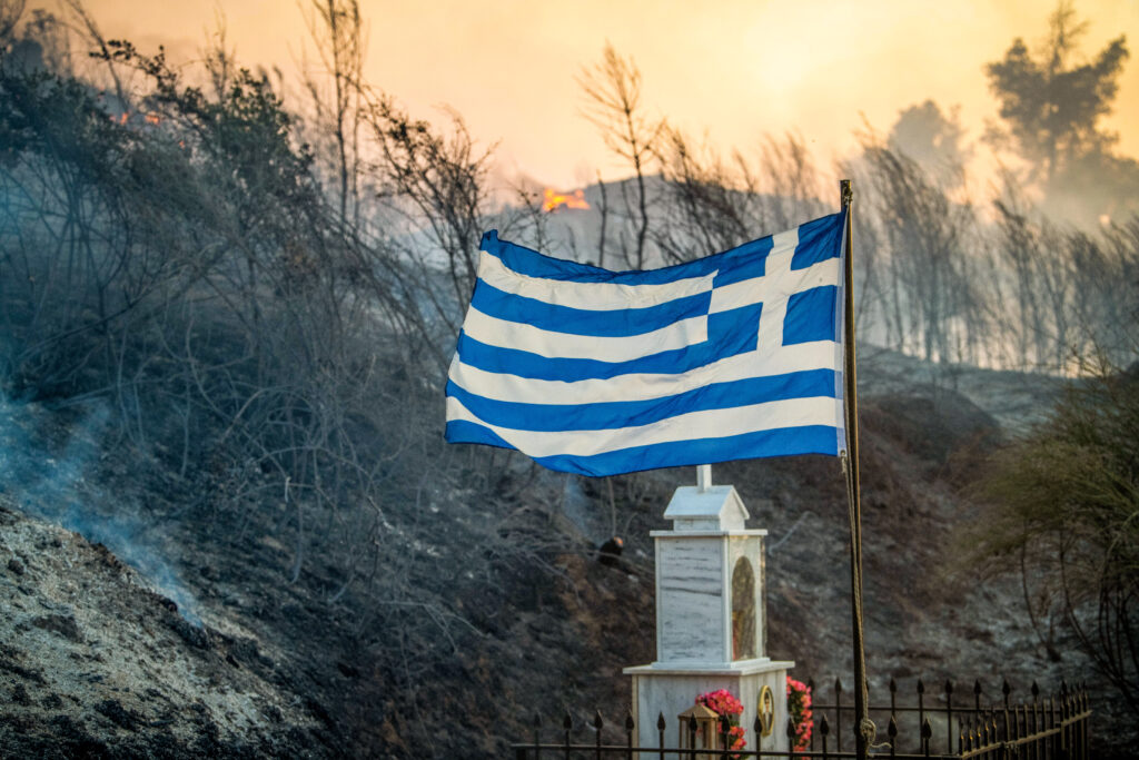 Φωτιές: Σε ύφεση τα πύρινα μέτωπα σε νοτιοανατολική Αττική και Χελιδόνι Ηλείας – Μάχη με διάσπαρτες εστίες, 385 απεγκλωβισμοί