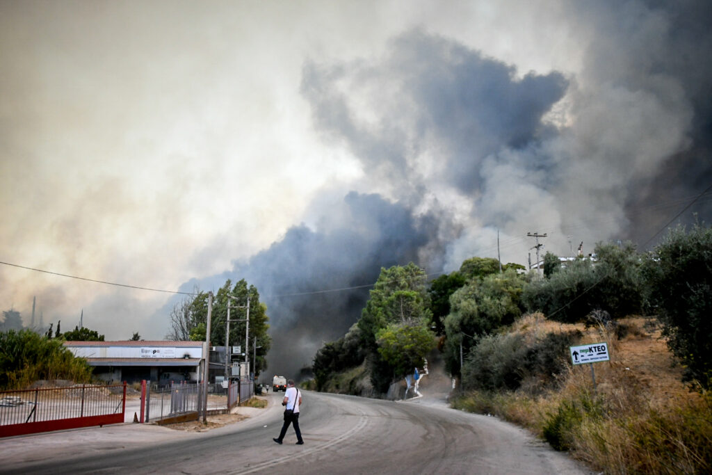 Φωτιές στην Ελλάδα: Δραματικές στιγμές στην Αχαΐα – Στις αυλές των σπιτιών οι φλόγες – Δ