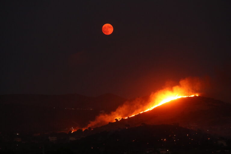 Φωτιά τώρα στην Πάρνηθα