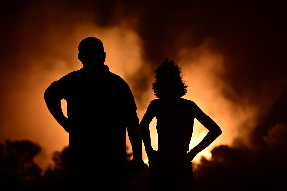 Δύσκολη νύχτα στην Ανατολική Αττική: Ένας νεκρός και καμένα σπίτια από την μεγάλη φωτιά