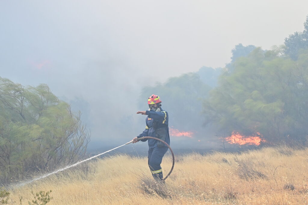 Καλύτερη εικόνα από το πύρινο μέτωπο στη Θεσσαλονίκη – Υπό έλεγχο η φωτιά σε Λέσβο και Χαλκιδι