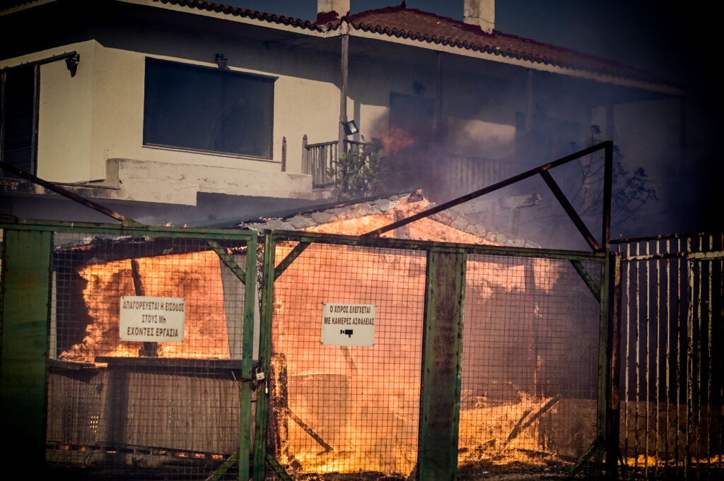 Φωτιά στην Ανατολική Αττική: Ένας 76χρονος νεκρός – Καμένα σπίτια και μεγάλη μάχη για να ελεγχ