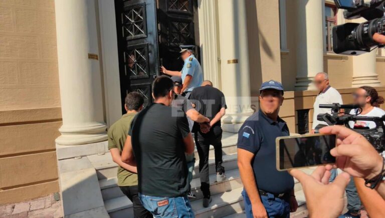 Στα δικαστήρια της Πάτρας για να απολογηθούν ο 19χρονος και ο 27χρονος που συνελήφθησαν για τη φωτιά στα Συχαινά