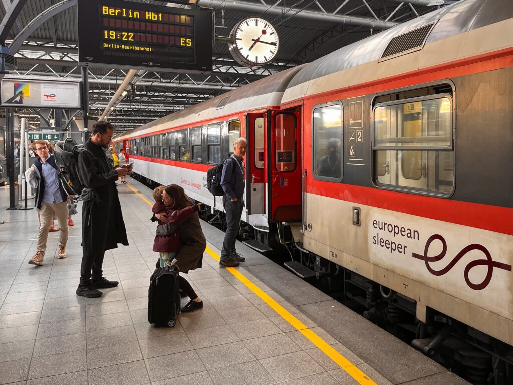 Αυστρία: Η ανάγκη για τσιγάρο τον έκανε να κρεμαστεί σε… τρένο