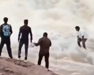 Ινδία: Η σοκαριστική στιγμή που καταρράκτης «κατάπιε» 22χρονο Youtuber - Δείτε βίντεο