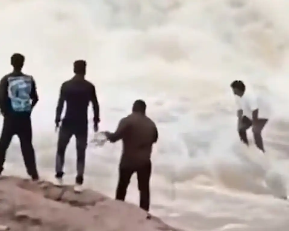 Ινδία: Η σοκαριστική στιγμή που καταρράκτης «κατάπιε» 22χρονο Youtuber - Δείτε βίντεο