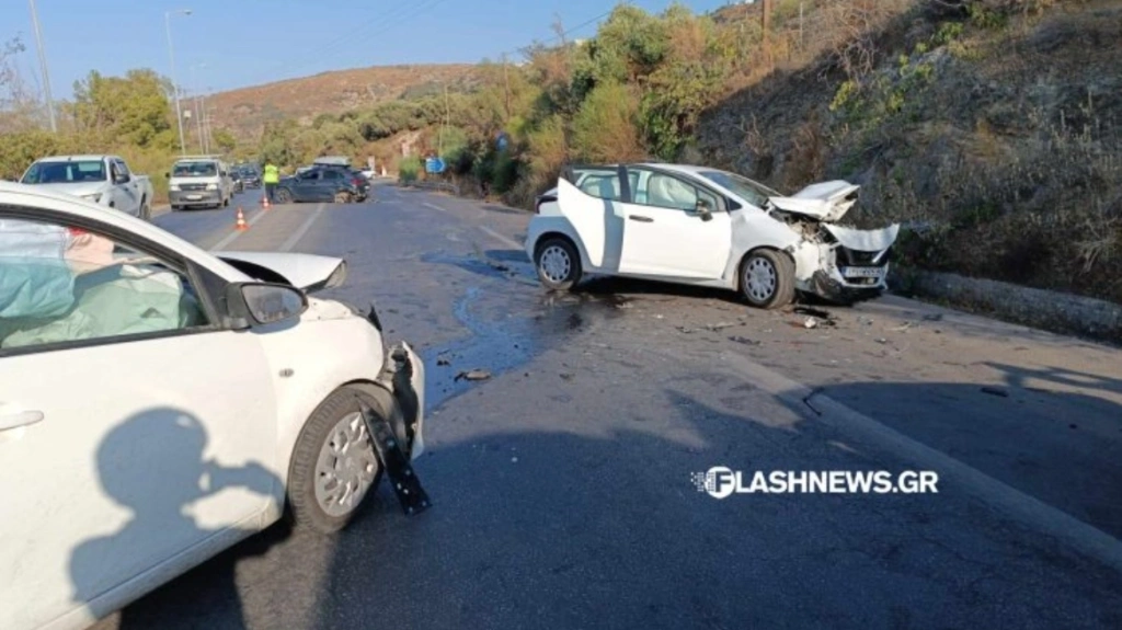 Καραμπόλα τριών οχημάτων στον ΒΟΑΚ με δύο τραυματίες