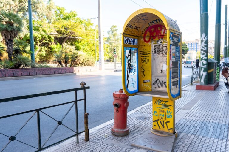 Δήμος Αθηναίων: Απομακρύνονται δεκάδες εγκαταλελειμμένα καρτοτηλέφωνα από τα πεζοδρόμια [Εικόνες]