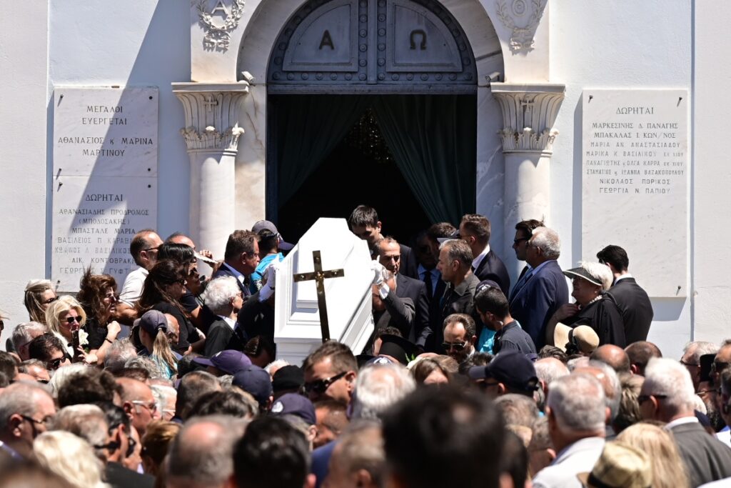 Λένα Σαμαρά: Ράγισαν καρδιές στην κηδεία της – Ο συγκλονιστικός επικήδειος και οι τραγικές φιγ