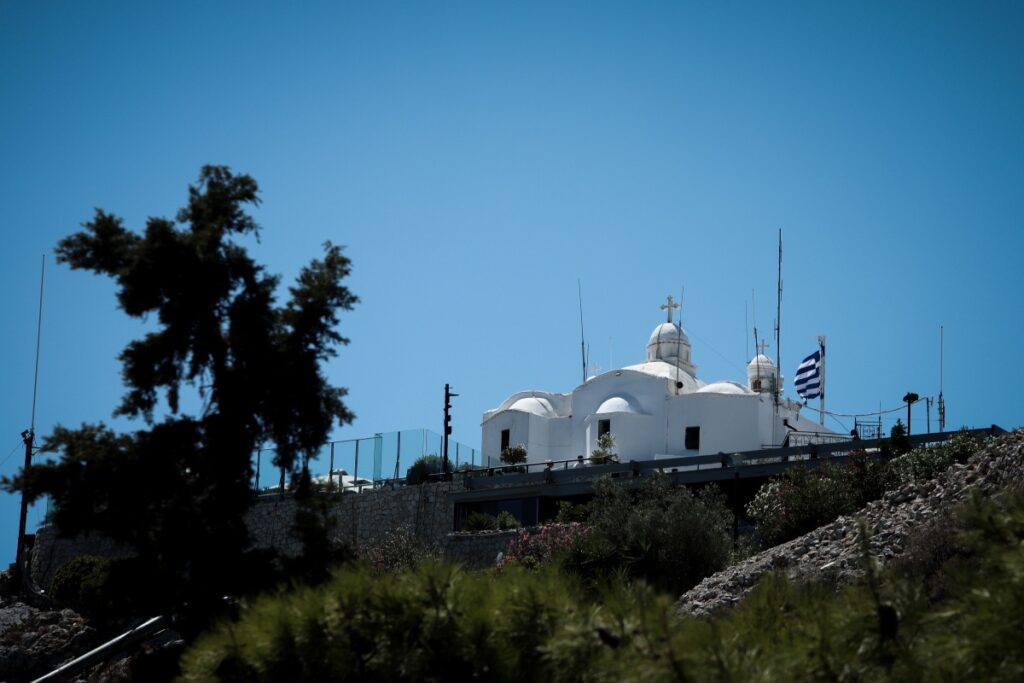 Λυκαβηττός: Πώς έπεσε ο τουρίστας – Ποια η κατάσταση της υγείας του; [Βίντεο]