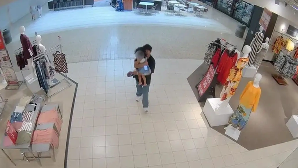Σοκαριστικό βίντεο: Άνδρας φέρεται να απήγαγε νήπιο σε εμπορικό κέντρο της Βιρτζίνια – Το έσωσε η μητέρα του