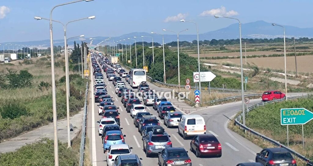Θεσσαλονίκη: Ουρές τουλάχιστον 3 χιλιομέτρων στα Μάλγαρα – Κλειστή η μία λωρίδα λόγω εργασιών