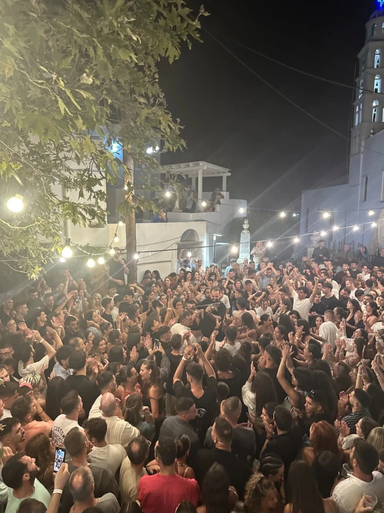 Γλέντι μέχρι το πρωί στη Στενή Τήνου – Ο κόσμος χόρευε κυκλικά στο πανηγύρι
