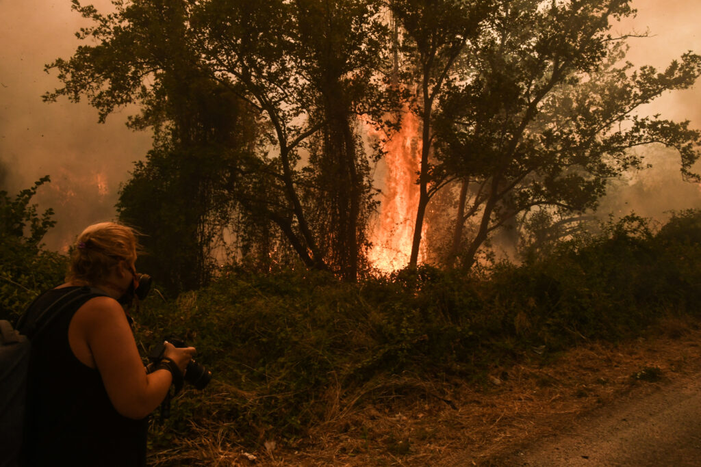 Φωτιές στην Ελλάδα: Δραματικές στιγμές στην Πάτρα – Εκκενώνεται Καραμανδάνειο και Κωνσταντοπού