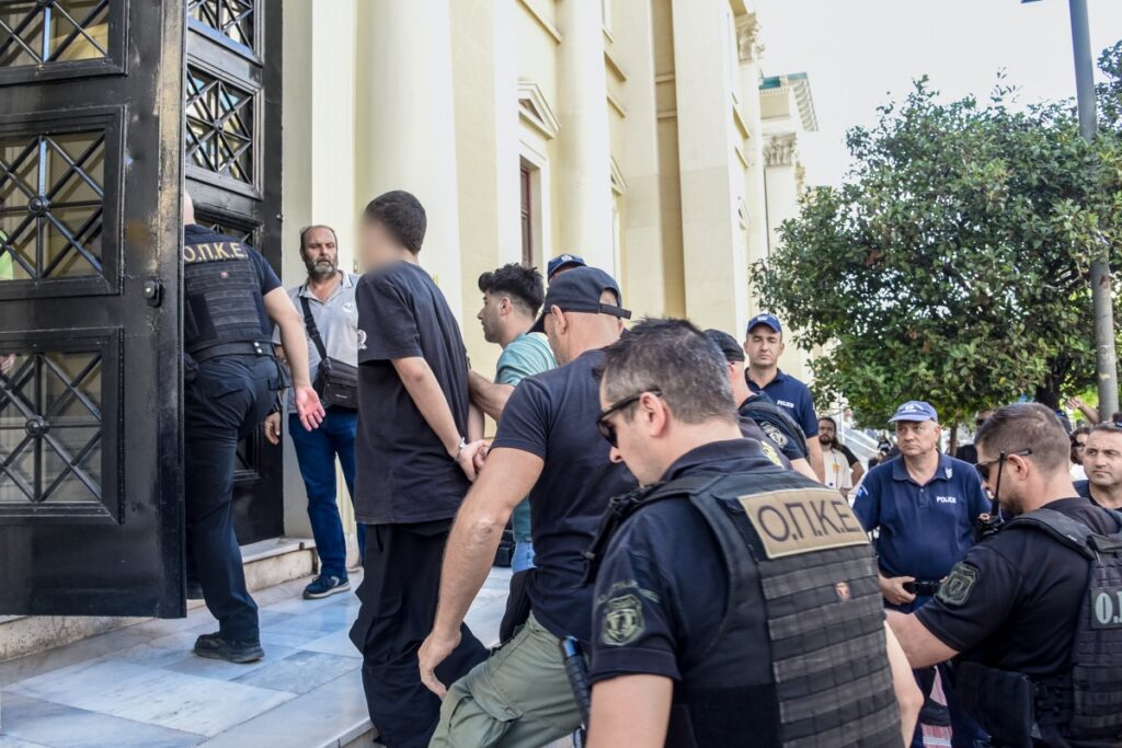 Φωτιά στην Πάτρα: «Μπράβο λεβέντη» φώναζαν στον 25χρονο που κατηγορείται για τη φωτιά στο Γηροκομείο