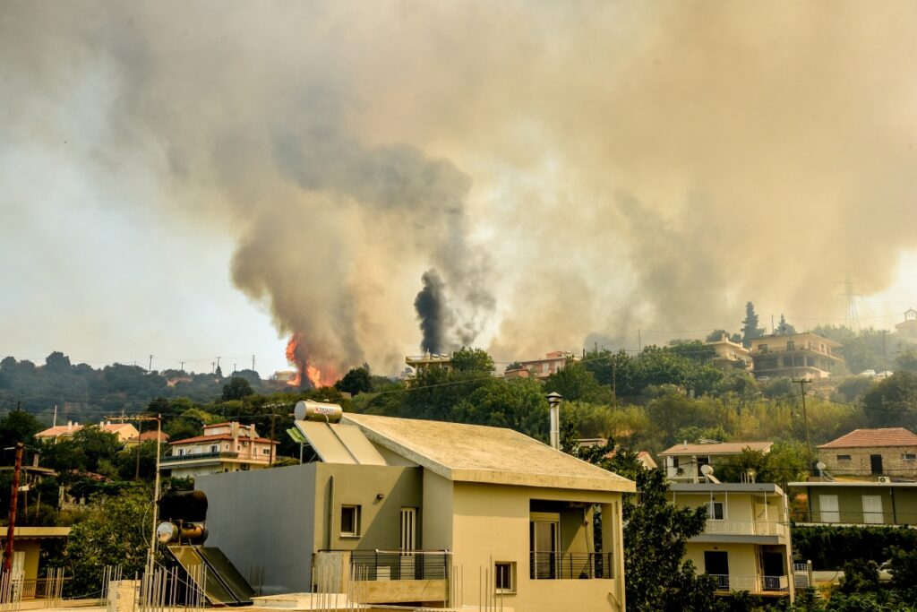 Φωτιά τώρα στην Αχαΐα: Μήνυμα του 112 για εκκένωση μετά από αναζωπύρωση