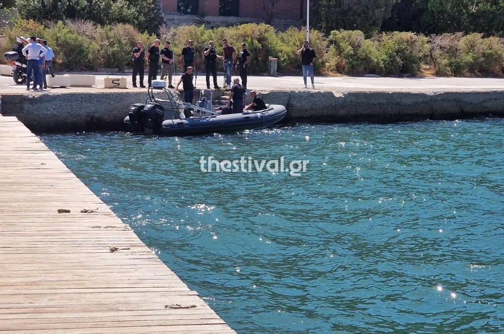 Θεσσαλονίκη: 85χρονος έπεσε στον Θερμαϊκό – Αστυνομικοί βούτηξαν και τον έσωσαν [Βίντεο]
