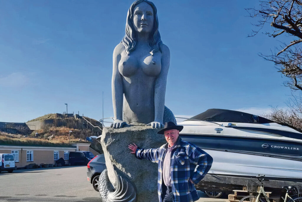 Δανία: Ξηλώνουν ως «άσχημο και πορνογραφικό» το άγαλμα της γυμνόστηθης γοργόνας