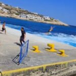 Σίκινος: Λιμενικοί προσπαθούν να σταματήσουν τους «απονεριστές» που βουτούν πίσω από τα πλοία που φεύγουν