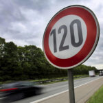 Πώς καθορίζονται τα όρια ταχύτητας στους δρόμους;