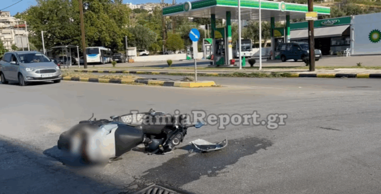 Τροχαίο στην Λαμία: Δικυκλιστής τραυματίστηκε σοβαρά όταν παρασύρθηκε από ΙΧ με οδηγό 84χρονη [βίντεο]