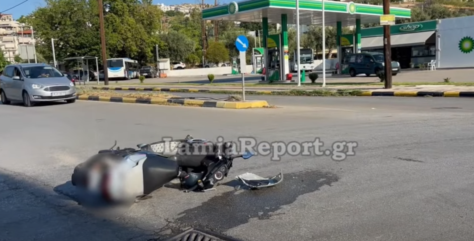 Τροχαίο στην Λαμία: Δικυκλιστής τραυματίστηκε σοβαρά όταν παρασύρθηκε από ΙΧ με οδηγό 84χρονη [βίντεο]