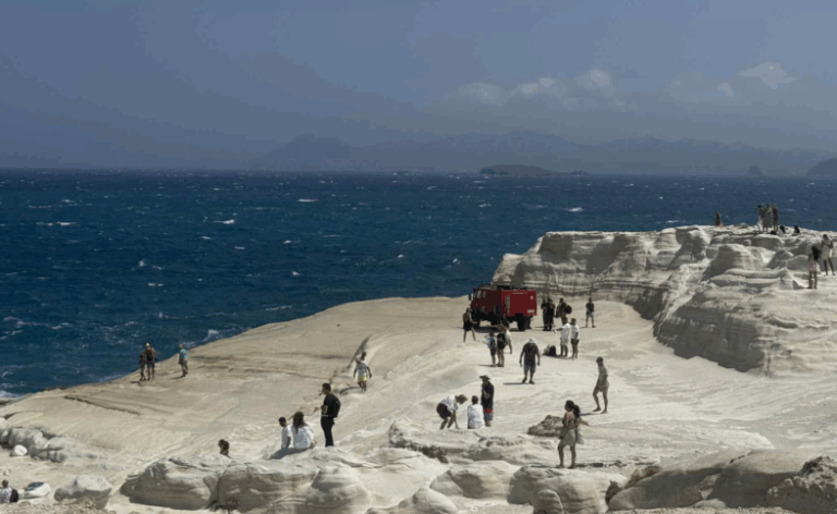 Τραγωδία στη Μήλο: Δύο νεκροί από πνιγμό στο Σαρακήνικο – Προσπάθησαν να βγάλουν selfie και έπεσαν στην θάλασσα [βίντεο]